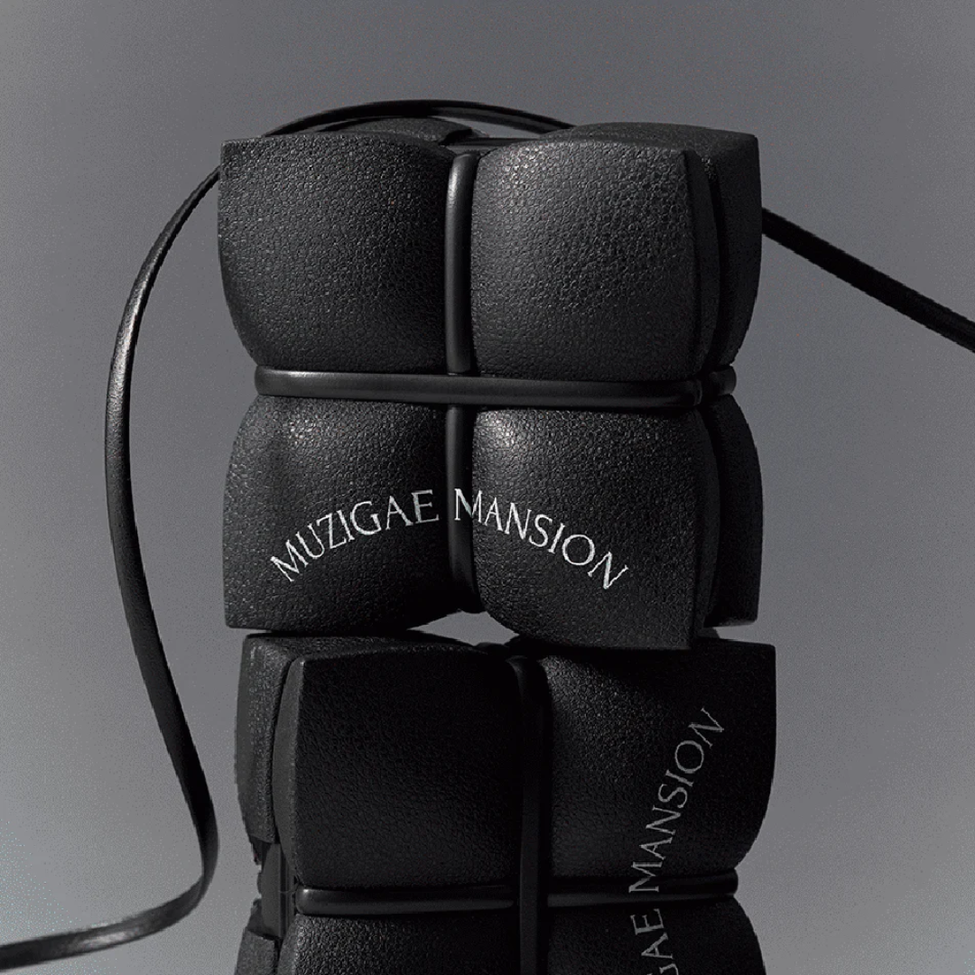 MUZIGAE MANSION Sleek Matt Cushion